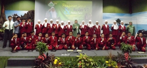 Rekor tahun ke-7. Siswa-siswi kelas VI SD Unggulan Al-Ya'lu peraih nilai rata-rata US tertinggi se-Kota Malang bersama ibu kepala sekolah dan guru