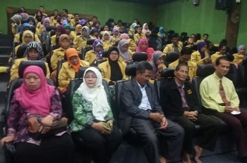 Para mahasiswa S2 UNNES beserta bapak-ibu dosen pembimbing saat seremoni di auditorium Sekolah Unggulan Al-Ya'lu